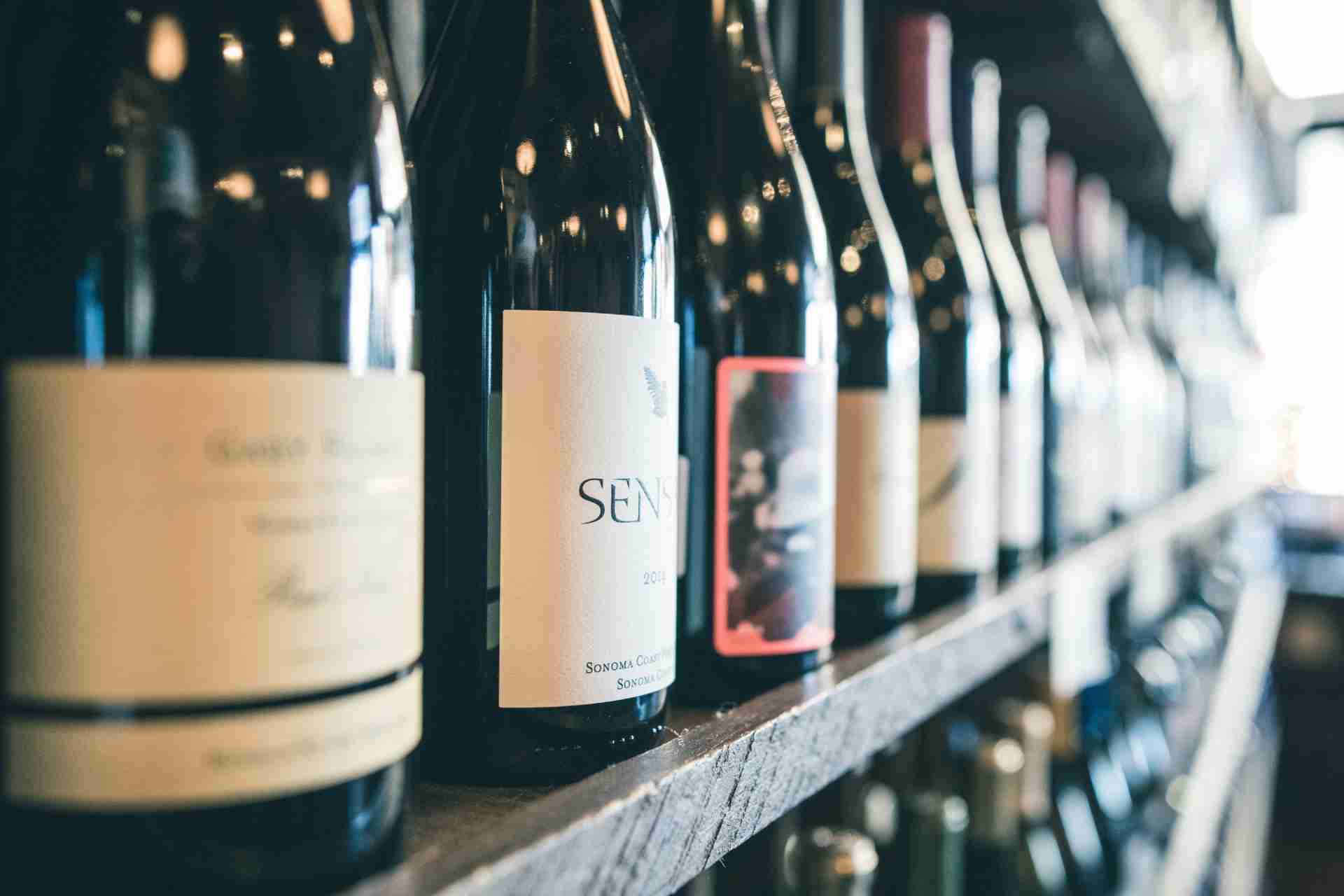 Bouteilles de vins sur une étagère dans un restaurant.