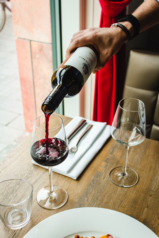 Service du vin en restaurant